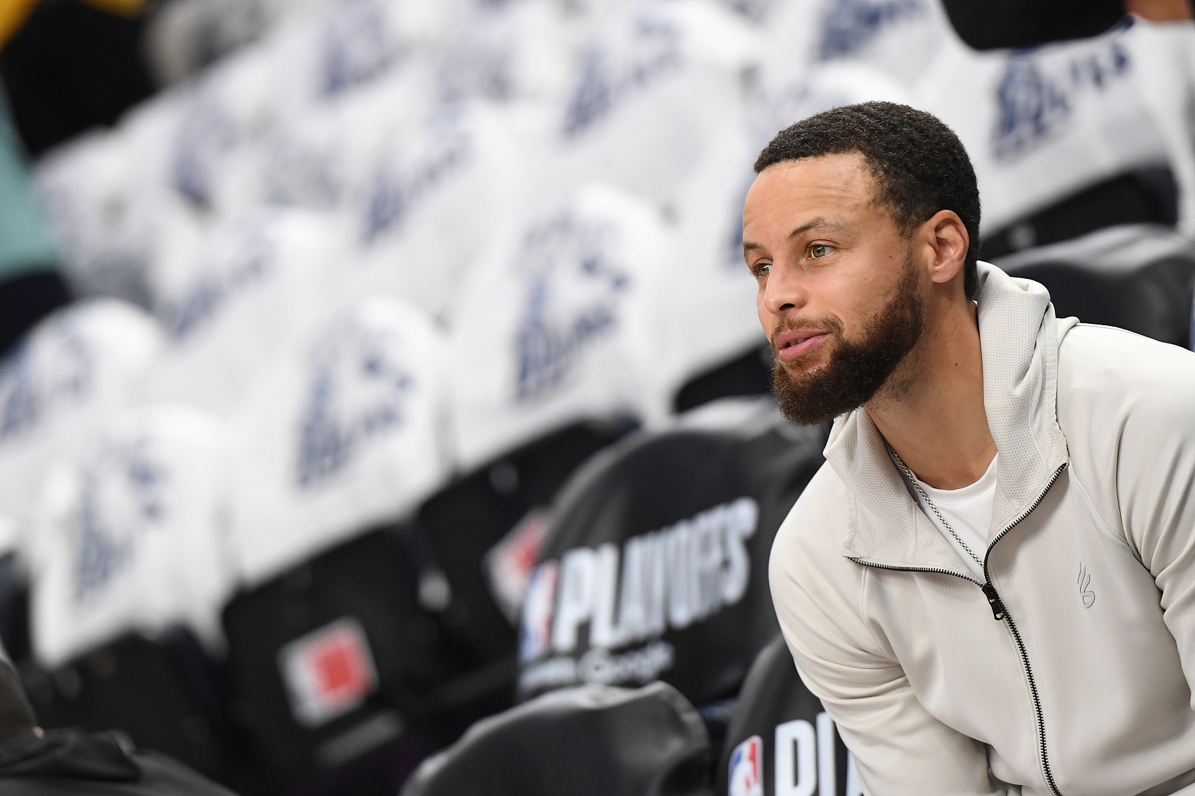 包含库里在老鹰比赛中挺进下一轮，突破纪录引发热议！的词条